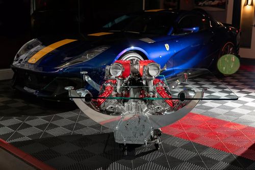 Chiếc bàn 75.000 USD làm từ động cơ V8 của Ferrari