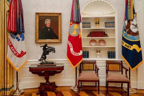 Ông Trump lắp lại nút gọi soda ở Phòng Bầu dục