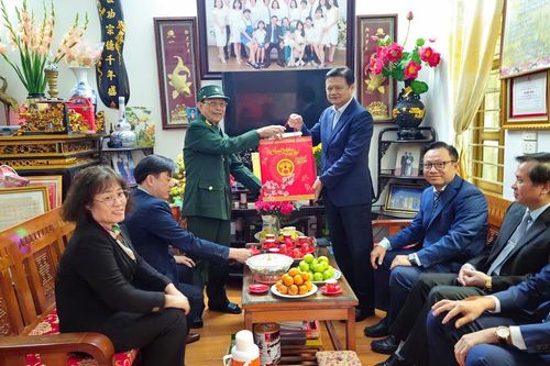 Trưởng Ban Tổ chức Thành ủy tặng quà 3 gia đình chính sách tiêu biểu tại huyện Hoài Đức