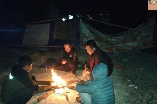 Dựng lều qua đêm trên công trường cao tốc Quảng Ngãi-Hoài Nhơn để đòi lương