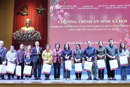 Trao quà Tết cho các hộ gia đình quận Thanh Xuân có hoàn cảnh khó khăn