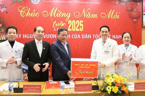 Lãnh đạo Thành phố Hà Nội thăm, chúc Tết tại Bệnh viện Đa khoa Xanh Pôn