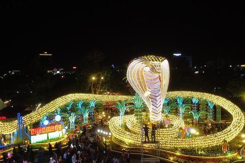 Ngắm linh vật rắn hổ mang chúa dài hơn 135m giữa trung tâm TP Tuy Hòa