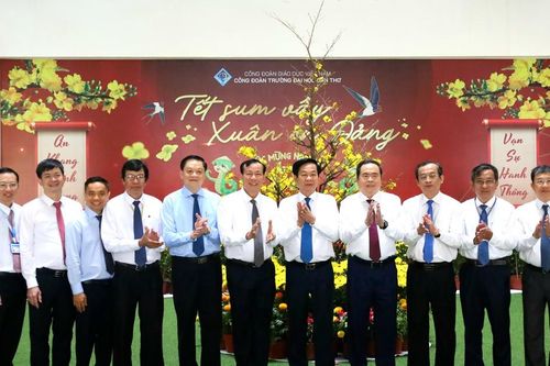 Chủ tịch Quốc hội thăm, làm việc với các cơ sở giáo dục tại Cần Thơ