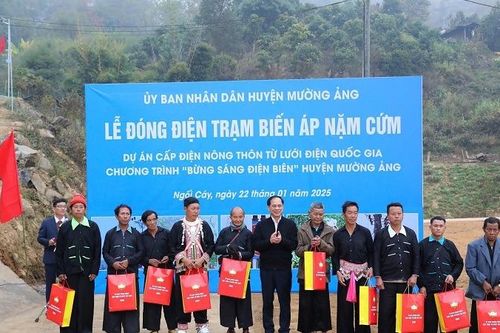 Đồng chí Bùi Thanh Sơn, Phó Thủ tướng Chính phủ dự lễ đóng điện cùng nhân dân bản Nặm Cứm