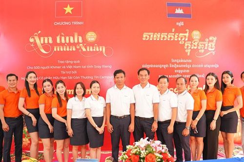 Doanh nghiệp Việt Nam tặng quà Tết cho người nghèo tại Campuchia