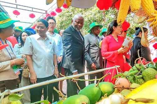 Đoàn đại biểu dự Hội nghị Ban Chấp hành APF tham quan mô hình nông nghiệp ở Cần Thơ