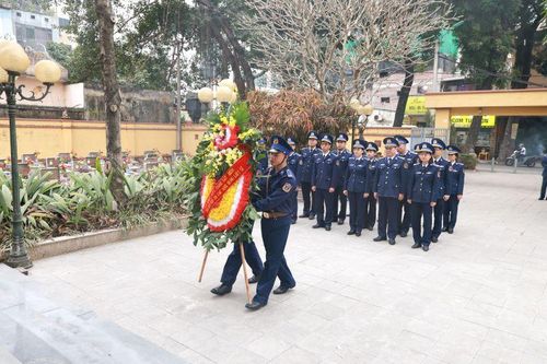 Cán bộ, chiến sĩ Cảnh sát biển Việt Nam dâng hương, tri ân các anh hùng liệt sĩ