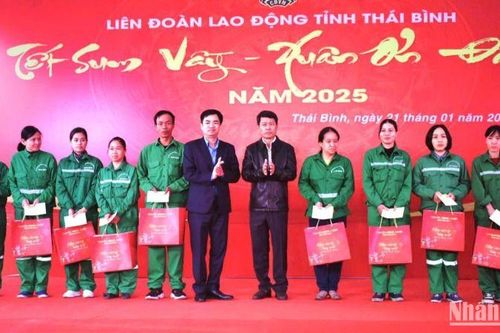 Các cấp Công đoàn tỉnh Thái Bình trao gần 100 nghìn suất quà Tết cho người lao động