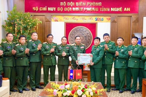 Các đơn vị quân sự, công an Lào thăm, chúc Tết Bộ đội Biên phòng tỉnh Nghệ An