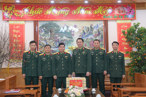 Chính ủy Quân khu 1 thăm, chúc Tết Lữ đoàn 210 và Đại học Thái Nguyên