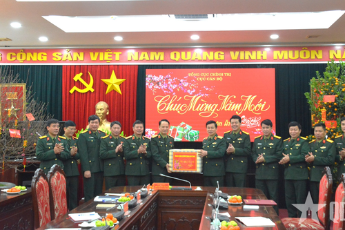 Trung tướng Đỗ Xuân Tụng thăm, chúc Tết Cục Cán bộ (Tổng cục Chính trị)