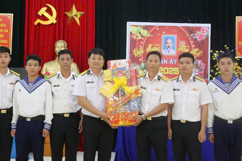 Bộ tư lệnh Vùng 4 Hải quân thăm, chúc Tết Trạm Radar 570 và các đơn vị trên đảo Bình Ba