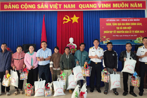 Vùng 4 Hải quân: Lữ đoàn 101 trao quà tặng các gia đình có hoàn cảnh khó khăn