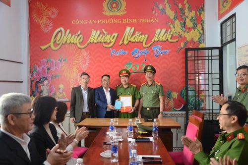 Truy tìm nhanh tài sản trả lại cho người nước ngoài, Công an phường Bình Thuận được khen thưởng