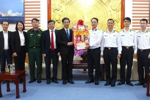 Lãnh đạo thành phố thăm, chúc Tết các đơn vị, gia đình có công cách mạng