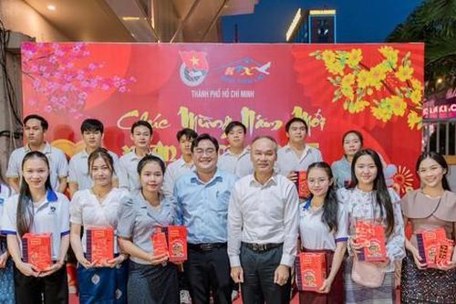 Trao quà Tết cho lưu học sinh Lào và Campuchia nhân dịp Tết Nguyên đán Ất Tỵ năm 2025