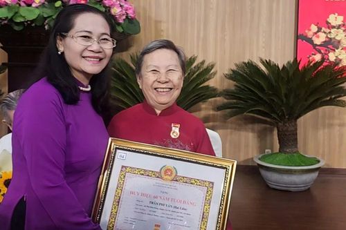 Quận 5 trao Huy hiệu Đảng đến 97 đảng viên