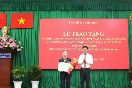 Đảng bộ TP Thủ Đức có 402 đảng viên nhận Huy hiệu Đảng đợt 3-2-2025