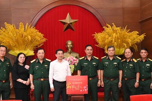 Đồng chí Dương Ngọc Hải chúc tết Bộ Tư lệnh Quân khu 7