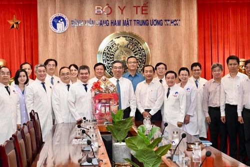 Đồng chí Nguyễn Phước Lộc thăm và chúc tết các cơ sở y tế trên địa bàn thành phố