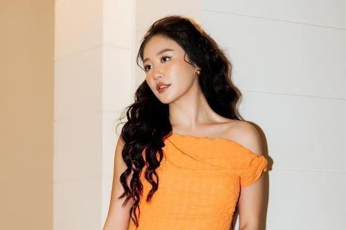 Văn Mai Hương khoe xương quai xanh sau hành trình giảm cân