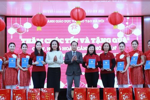 Ngành Giáo dục Hà Nội thăm chúc tết và tặng quà nhà giáo dịp Tết Ất Tỵ