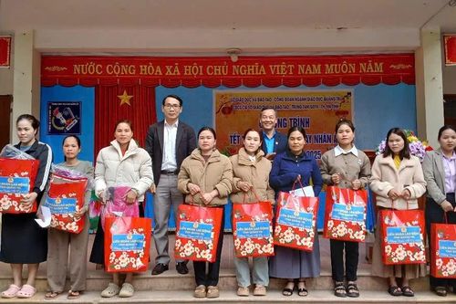 Hàng trăm suất quà đến với giáo viên, học sinh miền núi nhân Tết cổ truyền