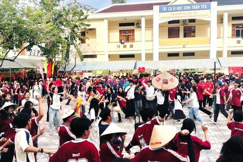 Trường học tạo không gian vui chơi cho trò trước thềm năm mới