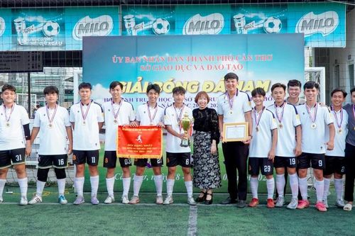 Cần Thơ khen thưởng 8 tập thể tham gia bóng đá học sinh trung học