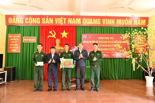 Đoàn công tác Hội đồng Dân tộc và Ủy ban Dân tộc thăm, chúc Tết Đồn Biên phòng Sê Rê Pốk