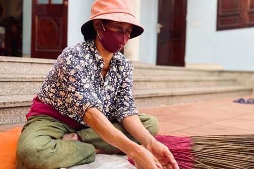 Giữ 'mùi Tết' từ nghề làm hương truyền thống