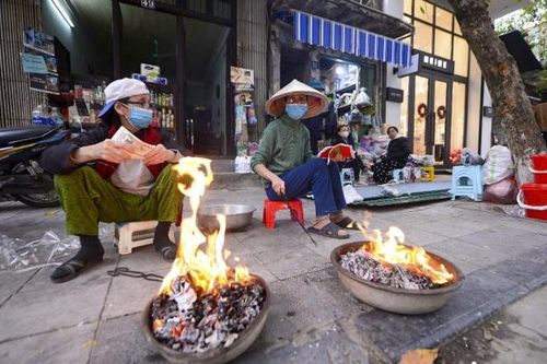 Tiễn ông Công, ông Táo về trời, nhiều tuyến đường Thủ đô 'rực lửa' vì đốt vàng mã