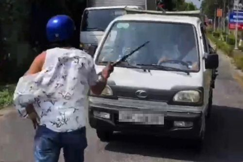 Tạm giữ đối tượng chặn đầu ô tô tải, đập phá tài sản