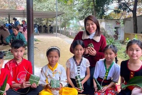 Học sinh háo hức trải nghiệm gói bánh chưng Tết cổ truyền