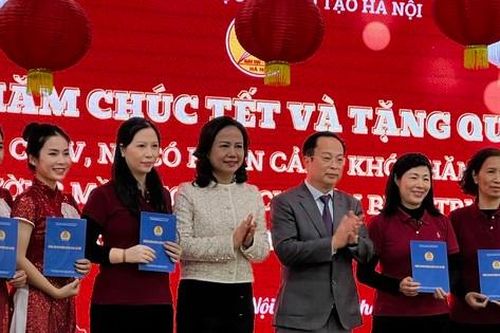 Hà Nội: Giáo viên có hoàn cảnh khó khăn được nhận quà Tết