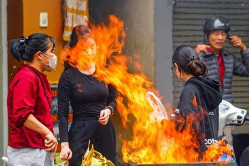 Dân phố cổ Hà Nội đốt vàng mã cúng Táo quân ngoài đường, khói bốc nghi ngút