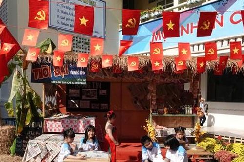 Học sinh TPHCM 'bung xõa' hết cỡ ở hội xuân trước ngày nghỉ Tết