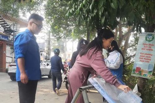 Cá chép 'trượt băng' ngày ông Công ông Táo