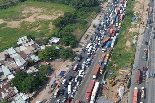 Cửa ngõ phía đông TPHCM ùn tắc từ sáng đến chiều 23 tháng Chạp