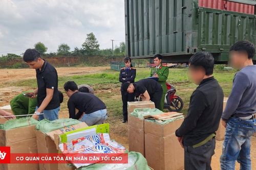 Phát hiện 48.250 gói thuốc lá ngoại và 4 hộp pháo nhập lậu