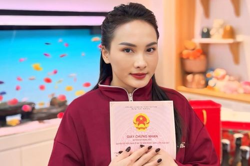 Bảo Thanh khoe sổ đỏ, NSND Hồng Vân trẻ đẹp không ngờ