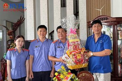 VKSND TP Sóc Trăng thăm hỏi, chúc Tết cán bộ hưu trí