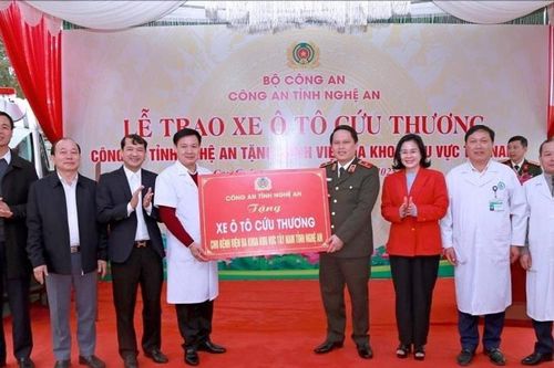 Công an Nghệ An trao xe ô tô cứu thương tặng Bệnh viện Đa khoa khu vực Tây Nam