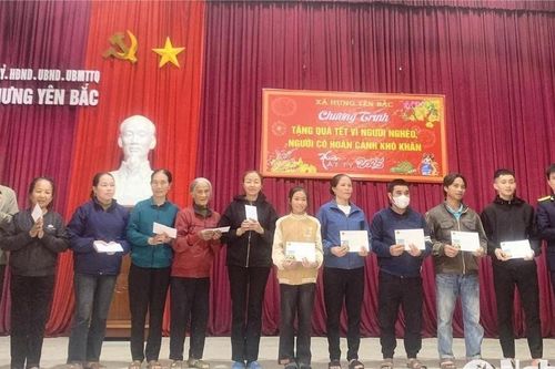 Ban Nội chính Tỉnh ủy tặng quà Tết người nghèo tại huyện Hưng Nguyên