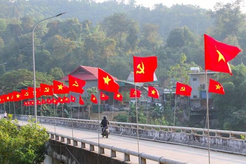 Đỏ rực sắc cờ mừng Đảng, mừng Xuân trên các bản làng vùng cao Nghệ An