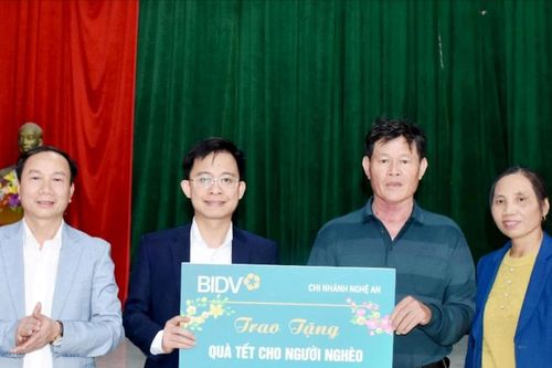 Báo Nghệ An và BIDV Chi nhánh Nghệ An trao quà Tết cho hộ nghèo ở huyện Hưng Nguyên