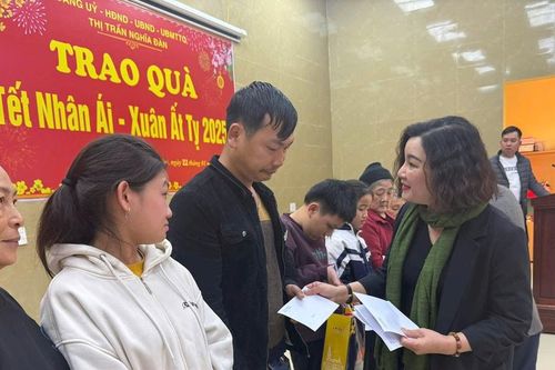 Trưởng ban Tuyên giáo Tỉnh ủy Nghệ An trao quà Tết cho hộ nghèo, hộ khó khăn tại Nghĩa Đàn