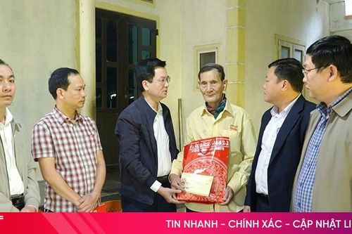 Thăm hỏi, tặng quà đảng viên gặp hoàn cảnh khó khăn ở Hương Khê