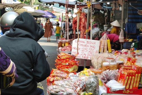 TP Hồ Chí Minh: Thị trường đồ cúng ông Công ông Táo phong phú nhưng sức mua yếu
